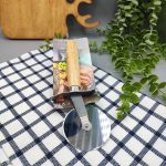 پیتزا بر دسته چوبی